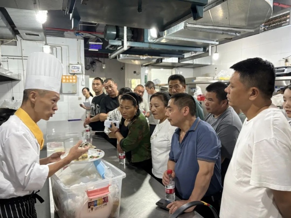 涪陵餐飲名廚現場示范特色菜品和新菜品制作技藝。涪陵區融媒體中心供圖