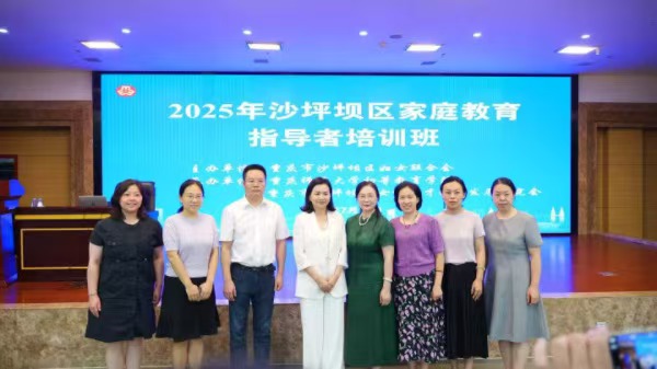 培訓班開班留念?；顒又鬓k方供圖