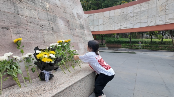 屈美蕓在烈士紀念碑前獻花。重慶師范大學美術學院供圖