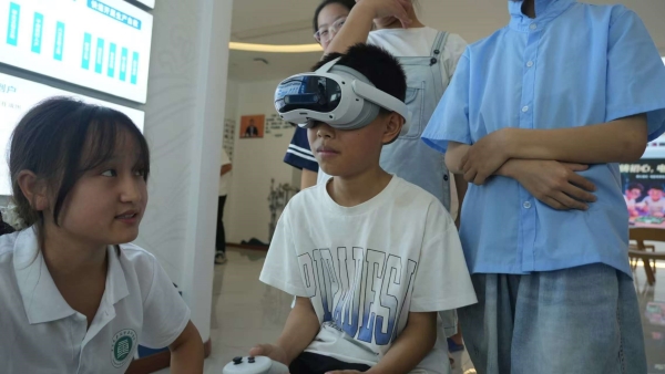 VR設備體驗電力匱乏環境。重慶電力高等?？茖W校電力工程學院供圖