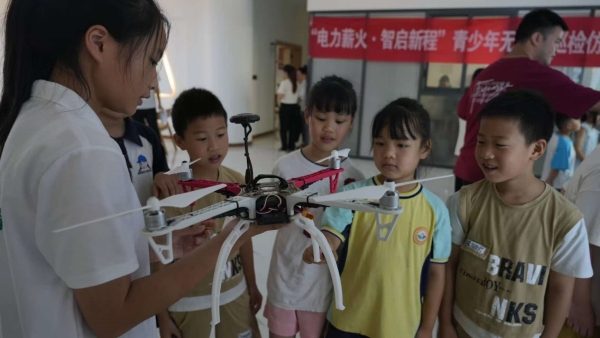 展示電力巡檢無人機。重慶電力高等?？茖W校電力工程學院供圖