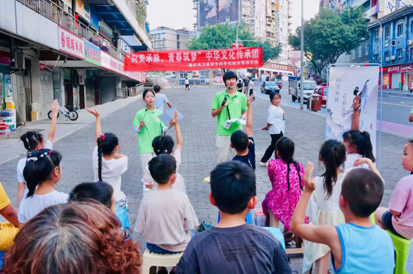 小朋友們積極回答問題。重慶電力高等?？茖W校供圖