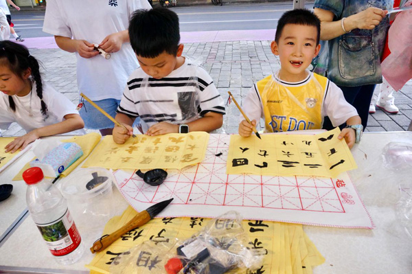 小朋友們在寫書法