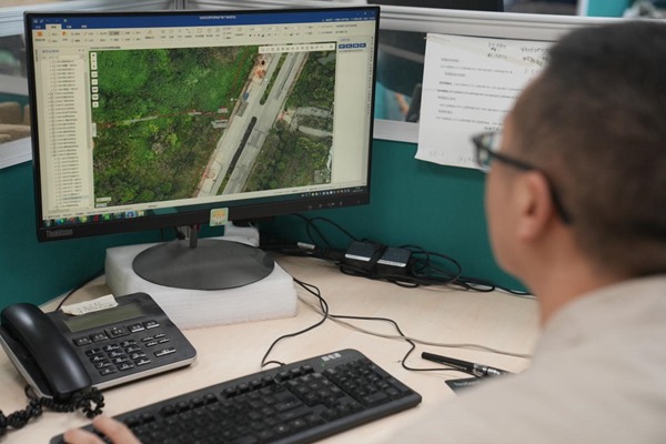 電力人員通過“同源維護工具”調用“電網一張圖”高清圖層，對轄區內低壓電網設備的異常數據進行核查治理。國網重慶永川供電公司供圖