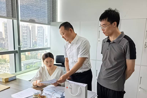 支行工作人員實地了解融資需求。中信銀行重慶星光支行供圖