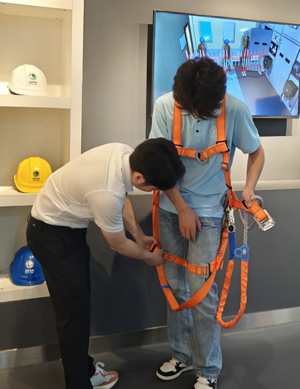 “電力作業”體驗現場。重慶電力高等?？茖W校供圖