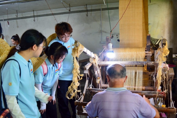 實踐團成員觀摩織布機。吳倩攝