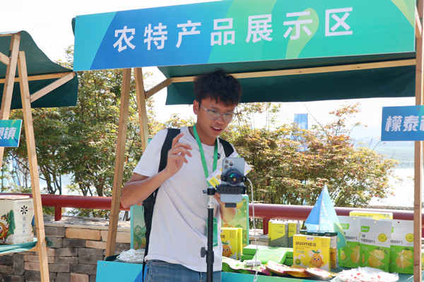 潼南村播達人正用鏡頭展示潼南特色產品。胥世鵬攝