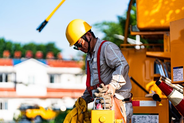 作業完成后，電力人員汗水濕透衣衫。國網重慶永川供電公司供圖