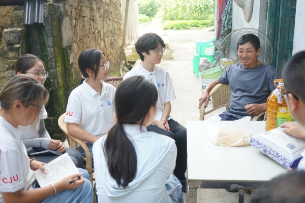 服務團學生了解泉水村發展變化情況。重慶交通大學供圖