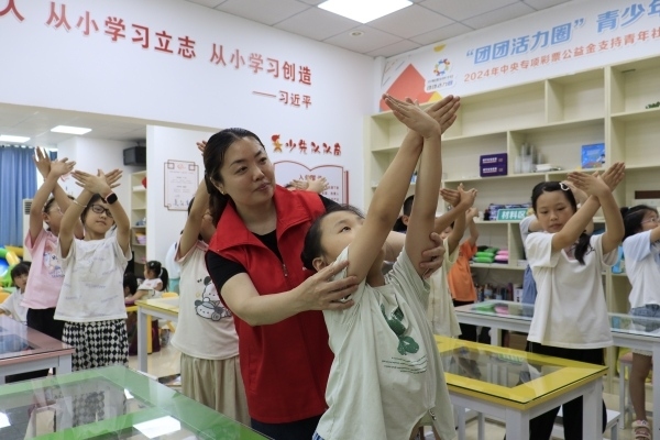 教師李定蘭指導孩子們學習手勢舞。校方供圖