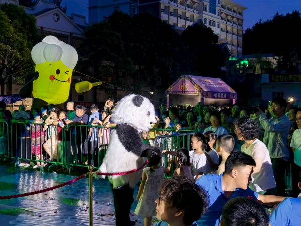 熊貓現場互動。任峰攝