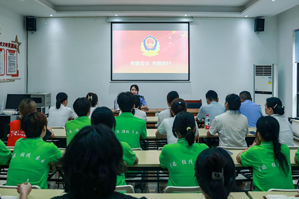 實踐團聯合楊家坪派出所開展的反詐宣傳活動。重慶電力高等?？茖W校供圖