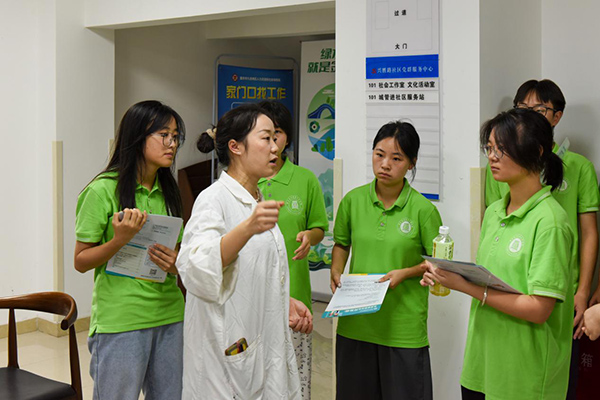 社區醫生向團隊介紹社區醫院情況。重慶電力高等?？茖W校供圖