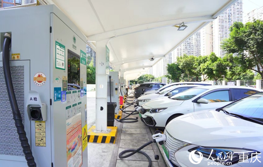國網重慶渝北區魯能星城超級充電站。人民網記者 劉祎攝