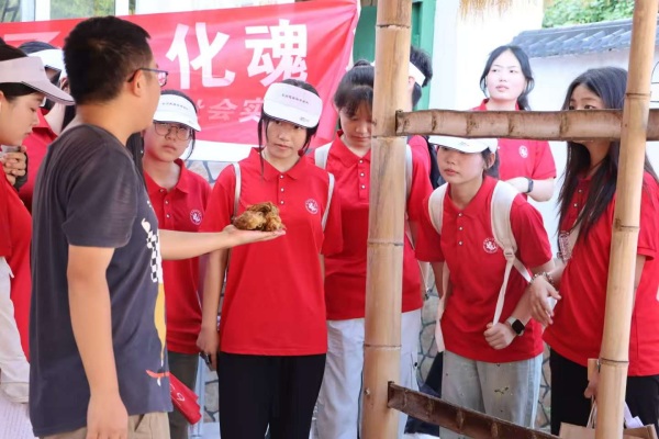“史韻”團隊參觀老鹽菜基地。鄭皓璇攝