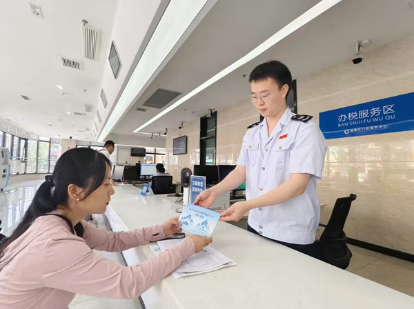 潼南區稅務人員為企業財務人員發放“成渝納稅信用修復提示卡”，引導其及時更正涉稅失信行為。周歡攝