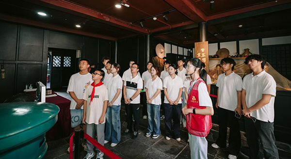 小講解員為宣講團及游客講解楊闇公的革命事跡。重慶電力高等?？茖W校供圖