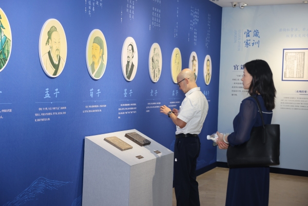 觀眾現場觀展。江北區委宣傳部供圖