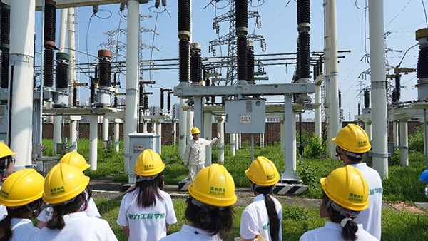 踐行團參觀變電站。重慶電力高等?？茖W校供圖