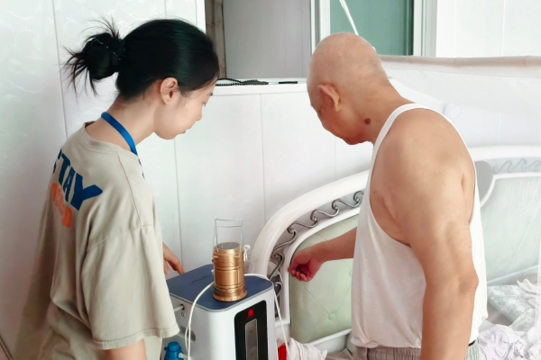 社區工作人員入戶為向運吉講解“安全三件套”的使用方法。大渡口區融媒體中心供圖