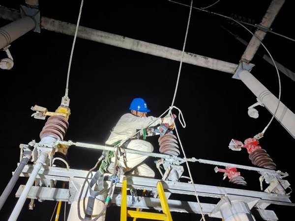 電力員工連夜緊急搶修。國網重慶永川供電公司供圖