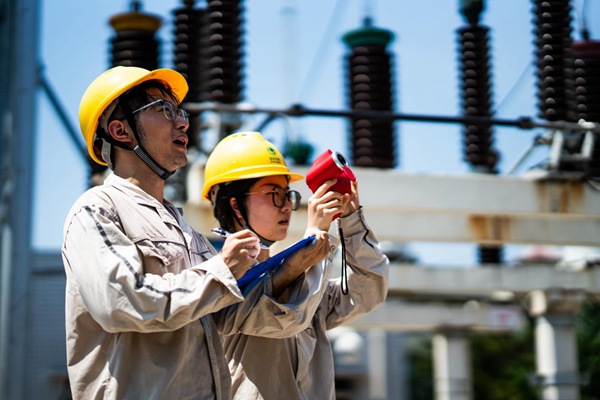 電力員工對電網設備進行巡檢。國網重慶永川供電公司供圖
