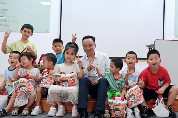 西部航空為每位小朋友送上了精心準備的禮包。西部航空供圖