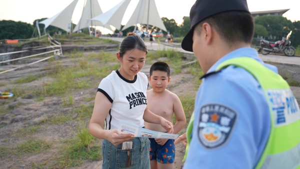 民警在長壽湖發放傳單。長壽區融媒體中心供圖