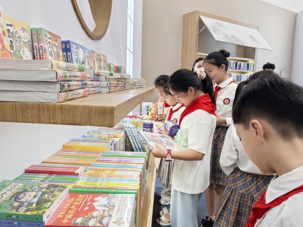 學生挑選自己心儀的書記。徐雯瑄攝