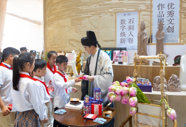 文創展銷區進行互動游戲。瞿波攝