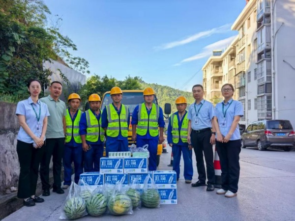 為高空作業人員送去清涼禮包。郵儲銀行重慶分行供圖