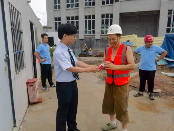 永川分行工地現場送清涼。郵儲銀行重慶分行供圖