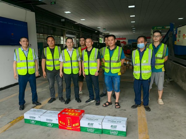 走進中國郵政速遞物流有限公司送清涼。郵儲銀行重慶分行供圖