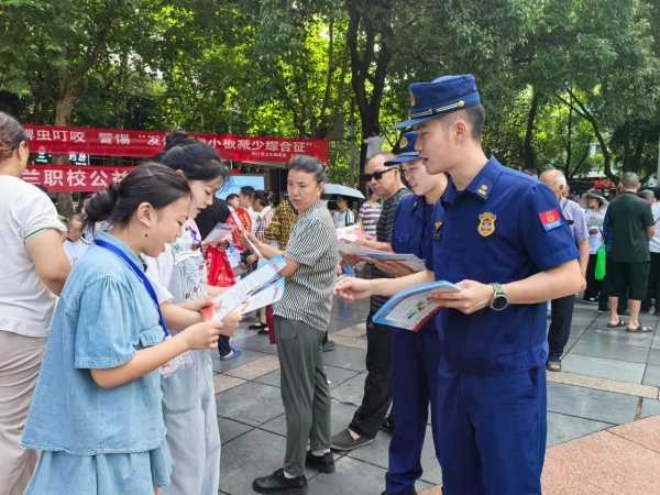 工作人員發放宣傳手冊。文明黔江供圖