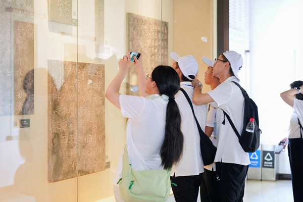 學生們參觀重慶白鶴梁水下博物館?；顒又鬓k方供圖