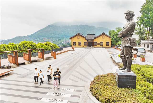 七月九日，位于開州區的劉伯承故居陳列館外廣場，市民在此游覽。記者 謝智強 攝\視覺重慶