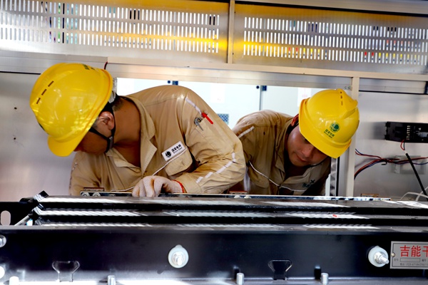 電力工人調試配電房設備。國網重慶永川供電公司供圖