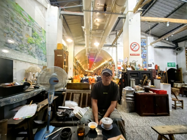 軍哥和他的網紅防空洞書屋。受訪者供圖