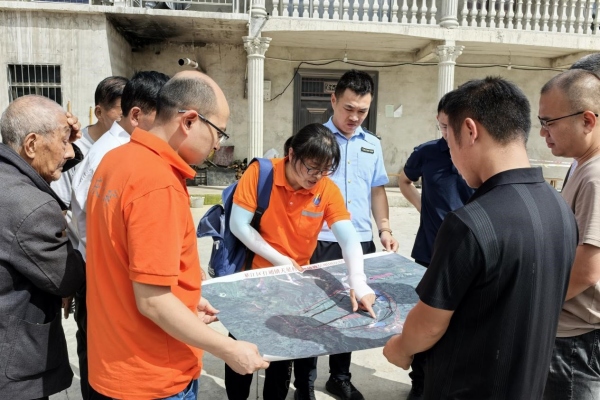 駐守工程師與打通鎮工作人員現場交流研判情況。楊晨攝