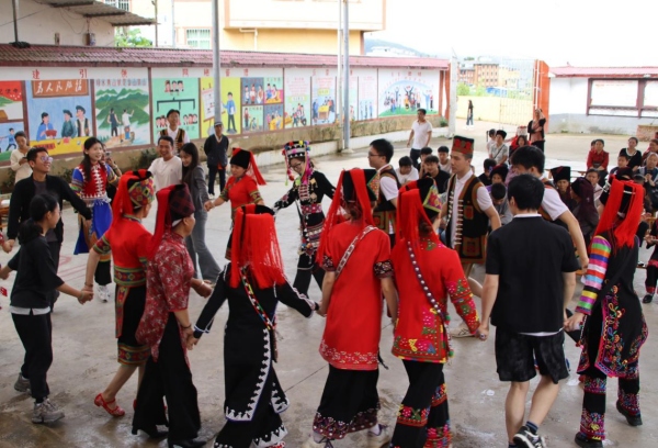 服務團與當地村民共舞。重慶大學供圖