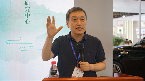 吳巖攜新書《科幻文學研究手冊》與讀者見面。重慶大學出版社供圖