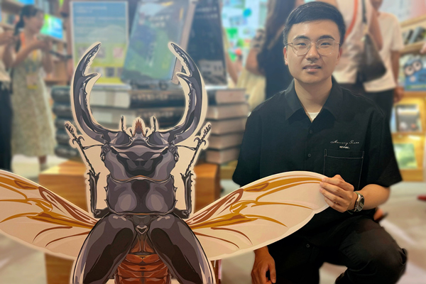 詹志鴻攜《中國鍬甲大圖鑒》亮相書博會。重慶大學出版社供圖