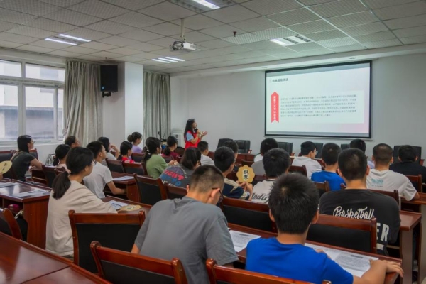 志愿者講述黨史故事。重慶理工大學供圖