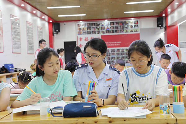 彭水縣稅務人員走進五湖社區居民委員會假期公益托管營，開展“苗家娃娃來畫‘稅’”普法課，講解稅法知識，引導孩子們畫出自己眼中的“稅世界”。 謝紹春攝