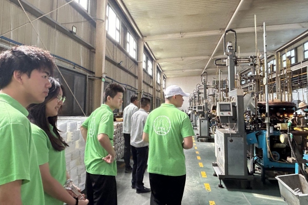 實踐團參觀全自動玻璃瓶成型車間。重慶理工大學供圖