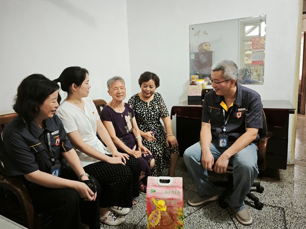 走訪慰問困難群眾。重慶燃氣集團供圖