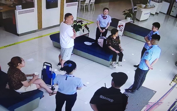 警銀聯動勸解張女士。浦發銀行重慶分行供圖