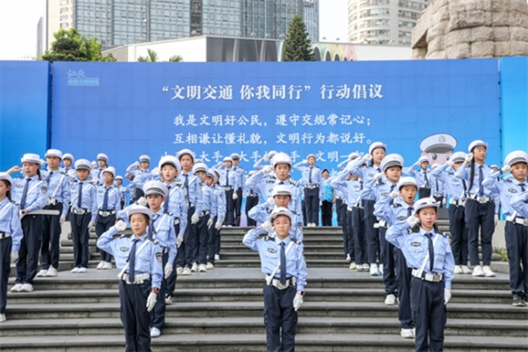 江北區小交警共同發起“文明交通 你我同行”行動倡議。江北區委宣傳部供圖