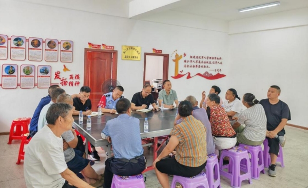 領導班子帶隊現場調解居民糾紛。高燕鎮供圖